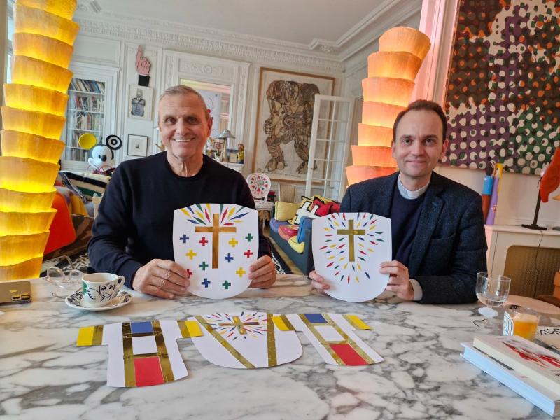 Un prêtre portant la chasuble Castelbajac dans un contexte liturgique contemporain